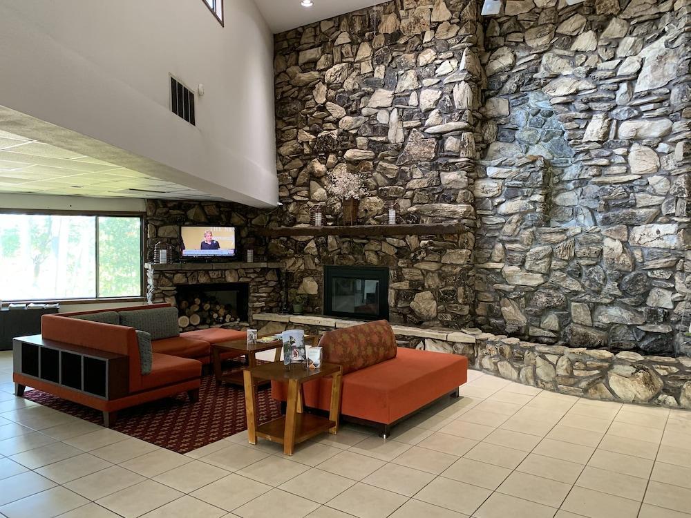 University Inn & Suites Stevens Point Ngoại thất bức ảnh
