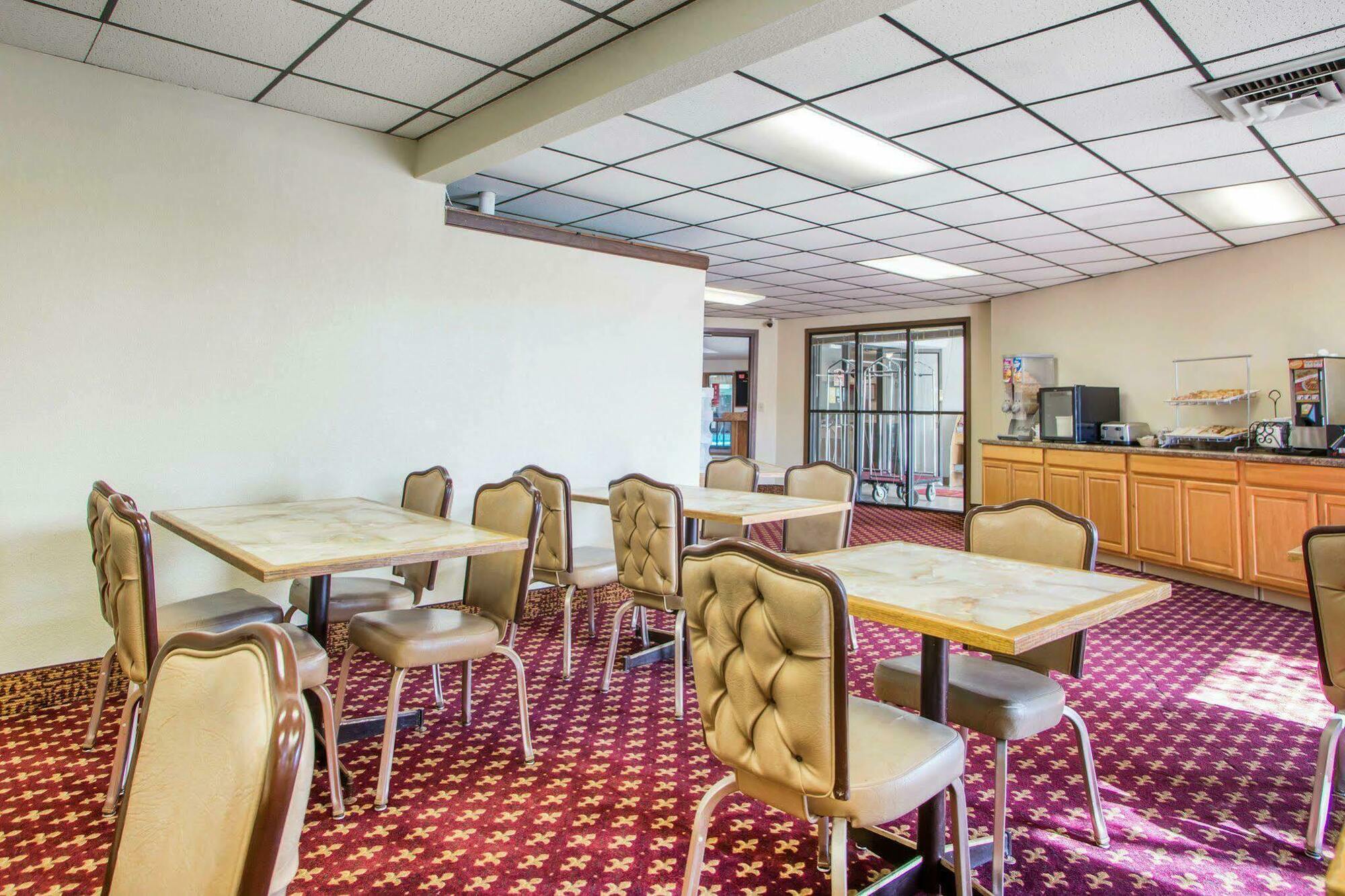 University Inn & Suites Stevens Point Ngoại thất bức ảnh