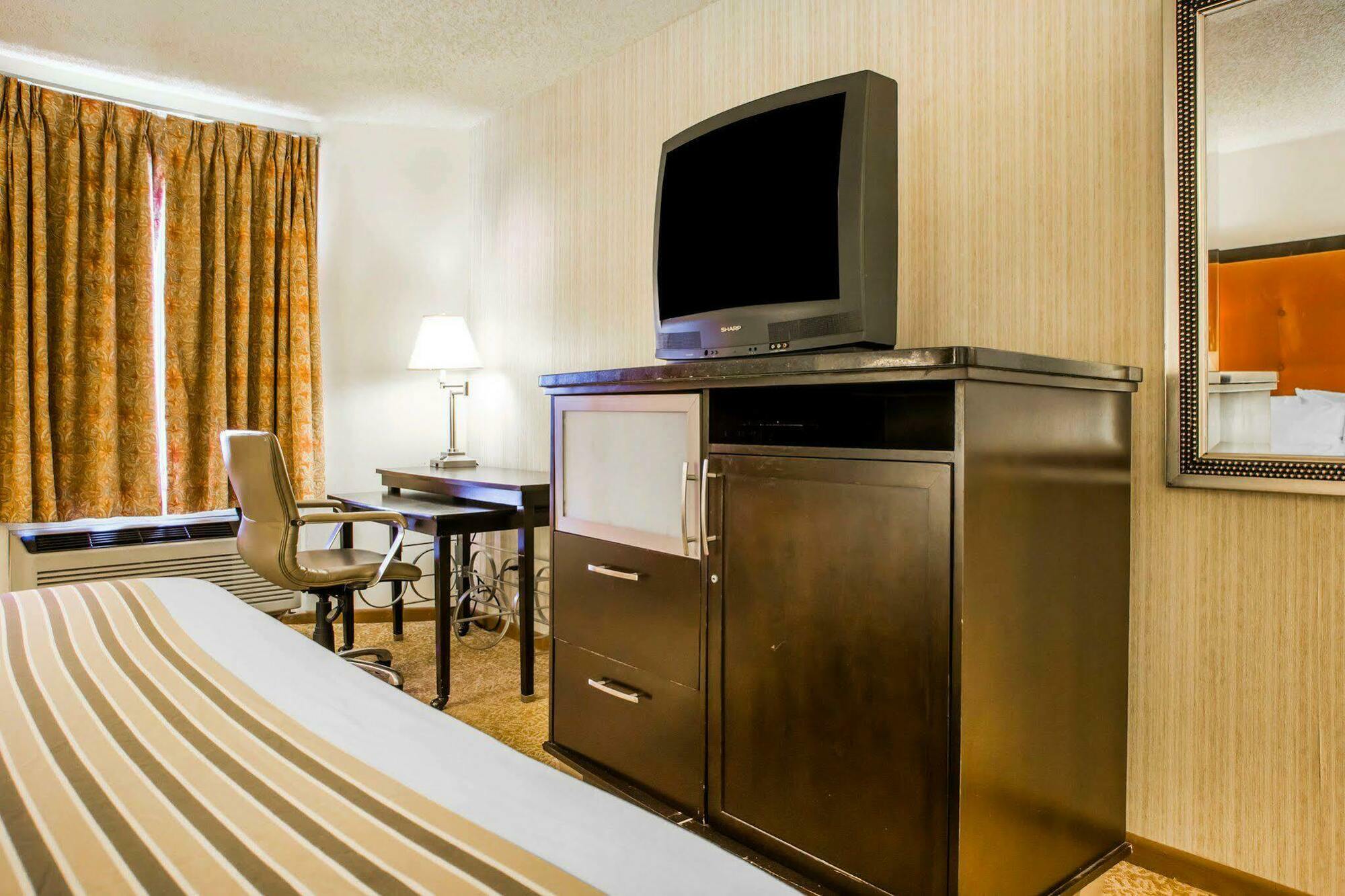University Inn & Suites Stevens Point Ngoại thất bức ảnh